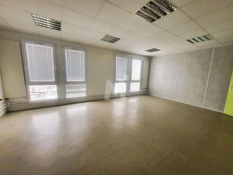 Office in Savigny-le-Temple for lease - Interior Photo - Image 3 of 10