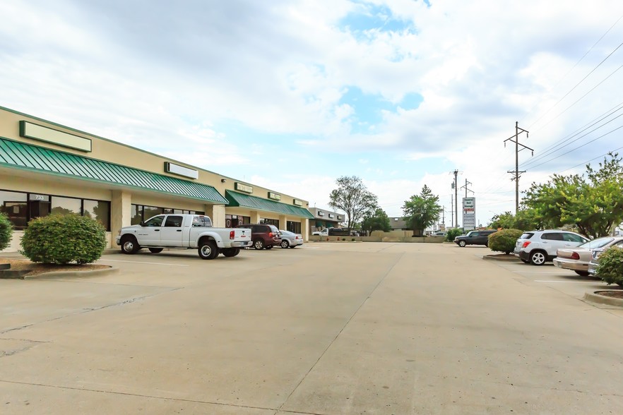 725-733 N Scott Ave, Belton, MO for lease - Building Photo - Image 2 of 3