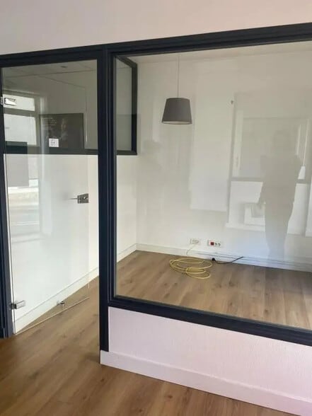 Retail in Quimper for sale - Interior Photo - Image 2 of 8