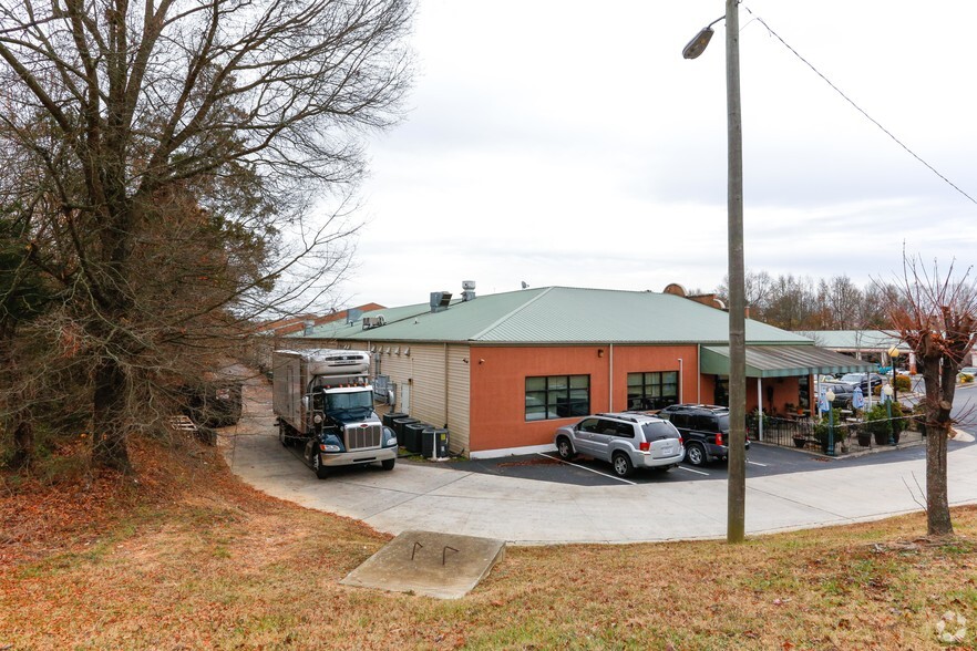 110-176 Vandiver Dr, Lincolnton, NC for lease - Building Photo - Image 2 of 2