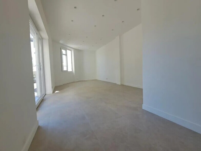 Retail in Le Cannet for lease - Interior Photo - Image 2 of 4