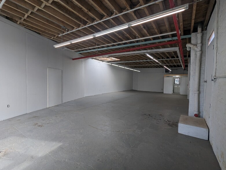27 Knickerbocker Ave, Brooklyn, NY for lease - Interior Photo - Image 3 of 20