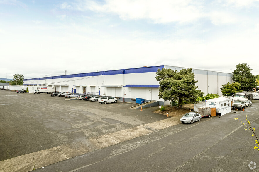 8545-8611 N Columbia Blvd, Portland, OR for lease - Building Photo - Image 3 of 8