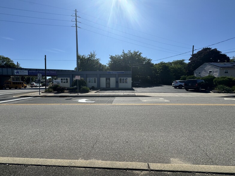 236 Sunrise Hwy, Lindenhurst, NY for lease - Primary Photo - Image 1 of 6