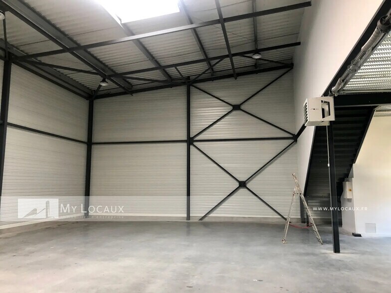 Flex in Cormeilles-en-Parisis for lease - Interior Photo - Image 2 of 6
