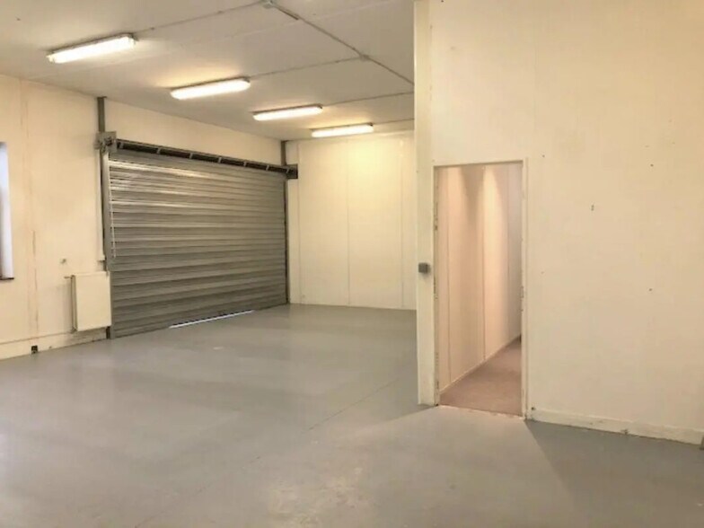 Flex in Voisins-le-Bretonneux for lease - Interior Photo - Image 2 of 22