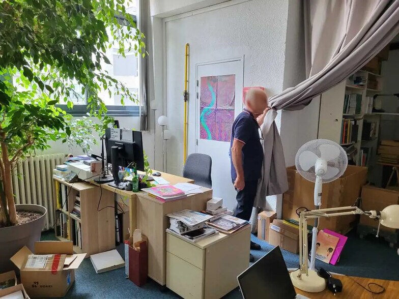 Flex in Paris for lease - Interior Photo - Image 2 of 13