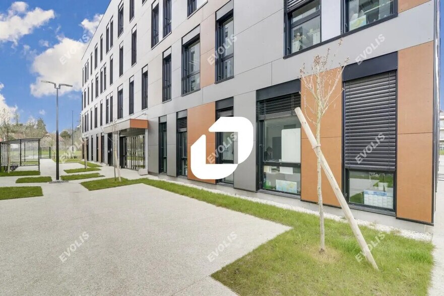 Office in Lieusaint for lease - Building Photo - Image 3 of 14