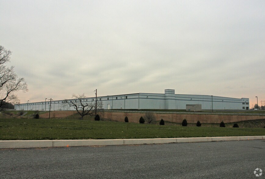 225 Cross Farm Ln, York, PA for lease - Building Photo - Image 2 of 2