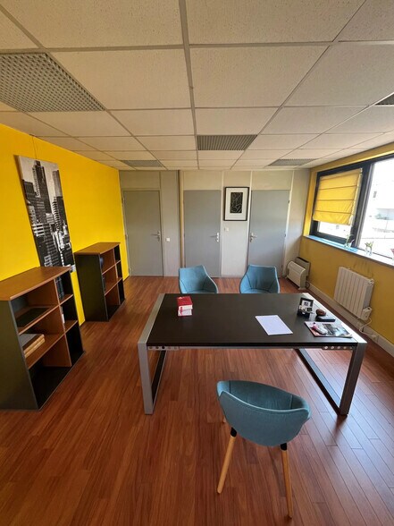 Office in Élancourt for lease - Interior Photo - Image 3 of 8