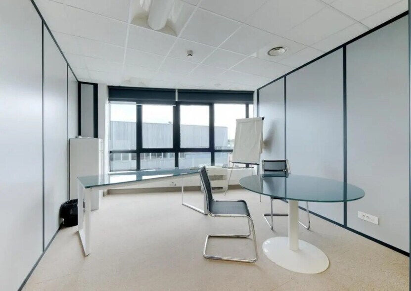 Office in Bezons for lease - Interior Photo - Image 3 of 11