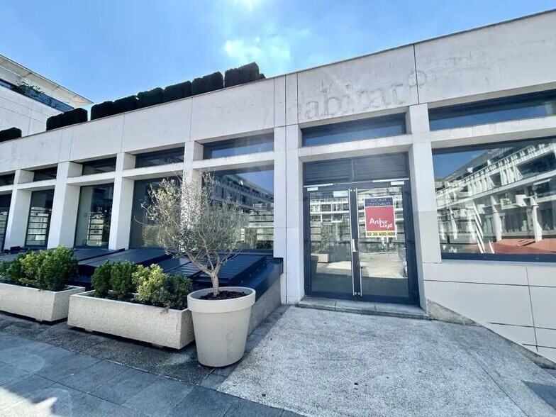 Office in Rouen for lease - Building Photo - Image 2 of 13