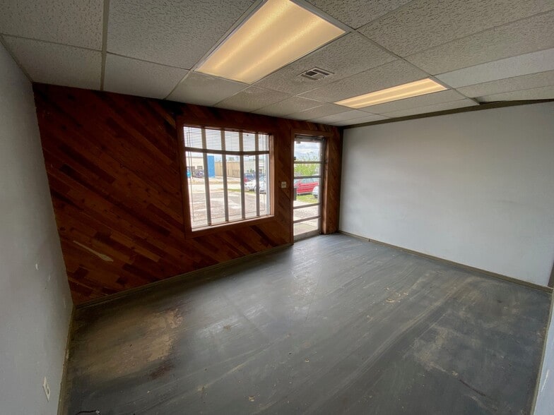 7648 E 46th Pl, Tulsa, OK for sale - Building Photo - Image 3 of 7