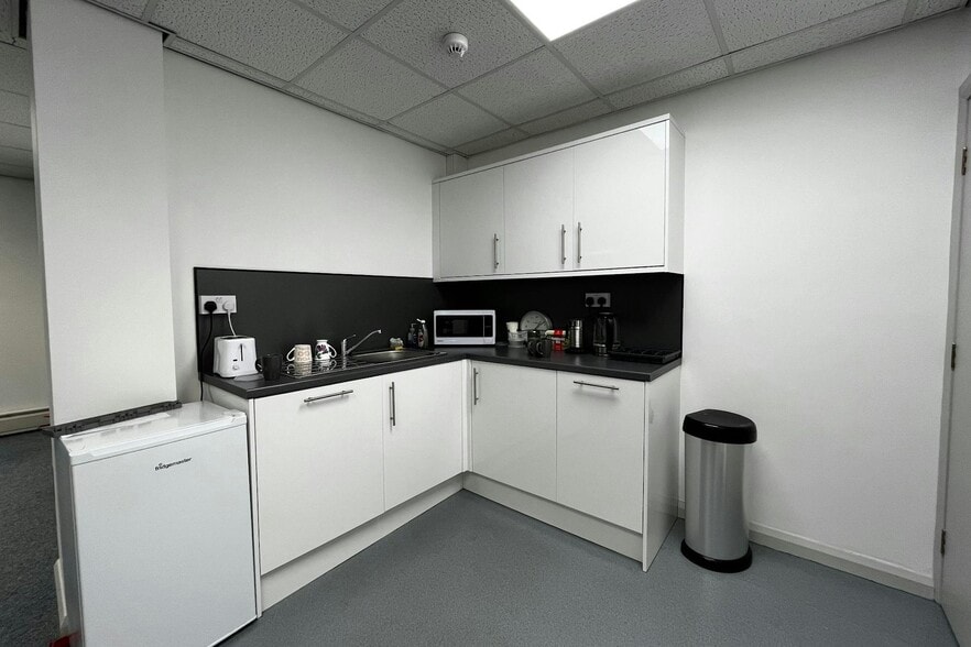 Station Rd, Guiseley for lease - Interior Photo - Image 2 of 8