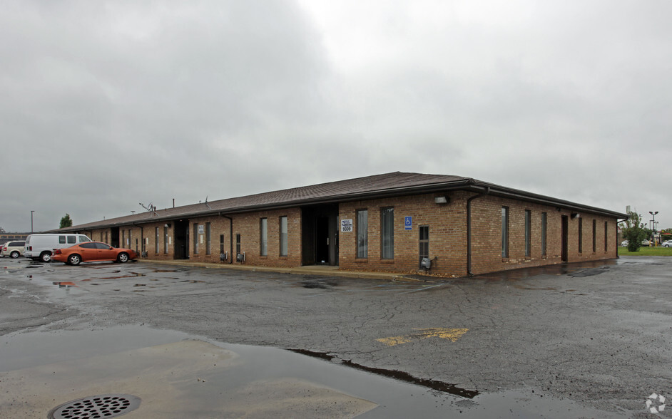 9301-9339 Middlebelt Rd, Romulus, MI for lease - Building Photo - Image 3 of 4