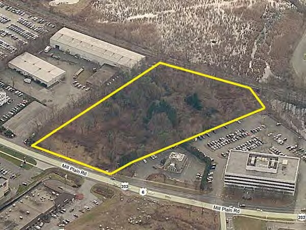 102 Mill Plain Rd, Danbury, CT for sale - Primary Photo - Image 1 of 1