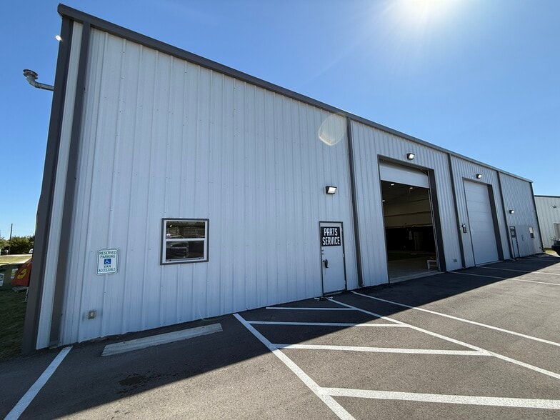 6875 Jackson Rd, Krum, TX for lease - Building Photo - Image 2 of 7