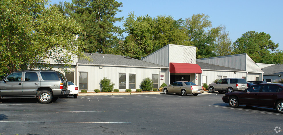 2557 Ravenhill Dr, Fayetteville, NC for lease - Primary Photo - Image 1 of 2