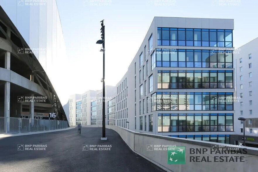 Office in Marseille for lease - Building Photo - Image 1 of 4