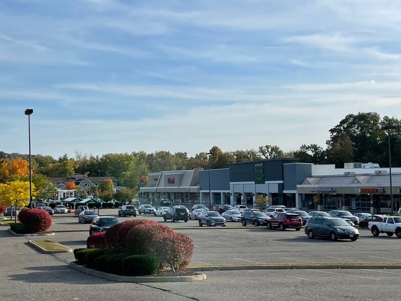 1-14 Candlewood Lake Rd, Brookfield, CT for lease - Building Photo - Image 1 of 3