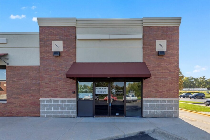 928 Valley View Dr, Council Bluffs, IA for lease - Building Photo - Image 2 of 6