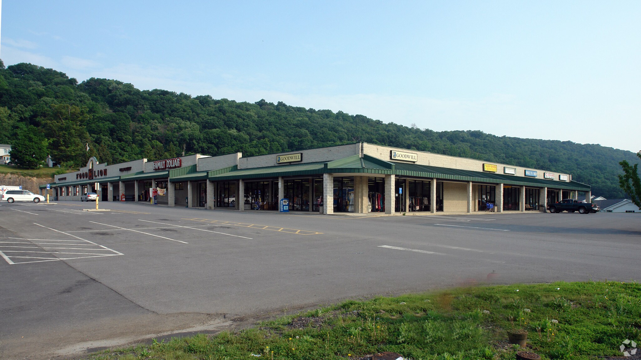 200 Morgan Sq, Berkeley Springs, WV for sale Primary Photo- Image 1 of 1