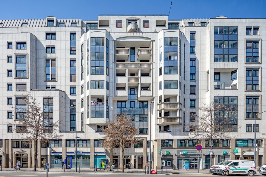 Office in Le Kremlin-Bicêtre for lease - Building Photo - Image 3 of 3