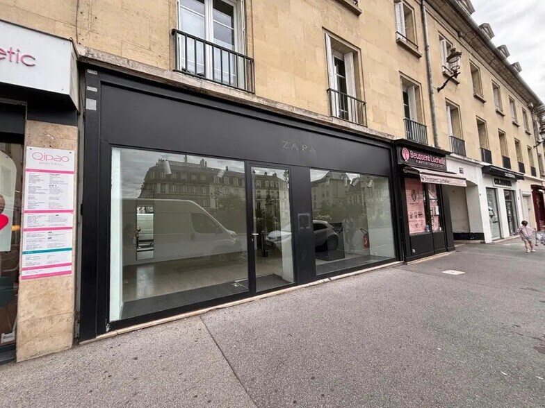 Retail in Compiègne for lease - Building Photo - Image 1 of 8