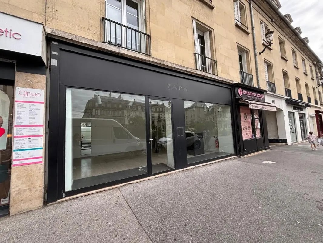 Retail in Compiègne for lease Building Photo- Image 1 of 9