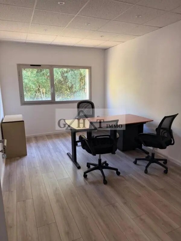 Office in Marcoussis for lease Interior Photo- Image 1 of 6