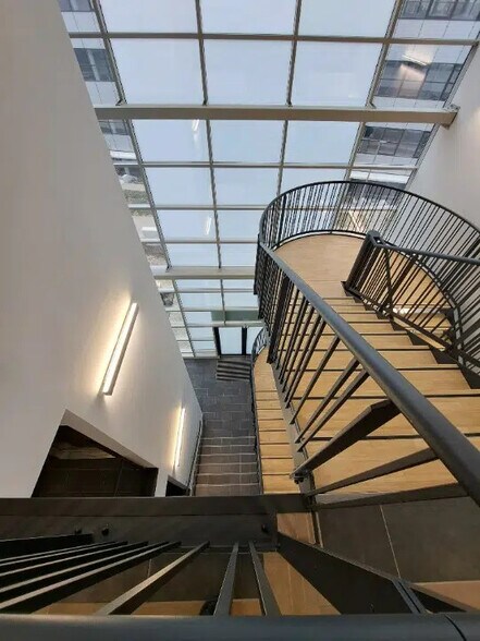 Office in Toulouse for lease - Interior Photo - Image 2 of 9