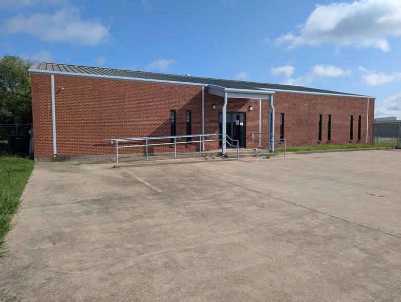 101 Mesquite, Elm Mott, TX for lease - Building Photo - Image 2 of 8