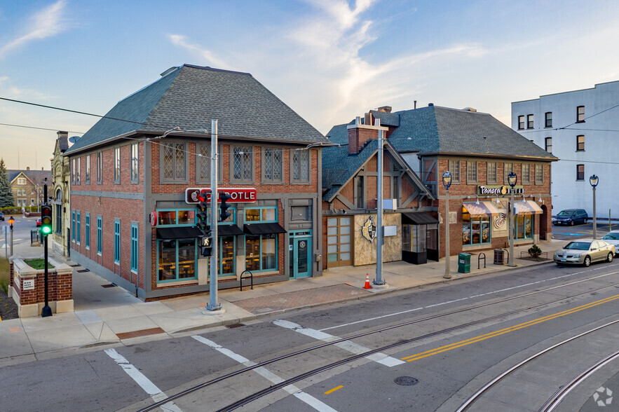 600-610 E Ogden Ave, Milwaukee, WI for lease - Primary Photo - Image 1 of 12