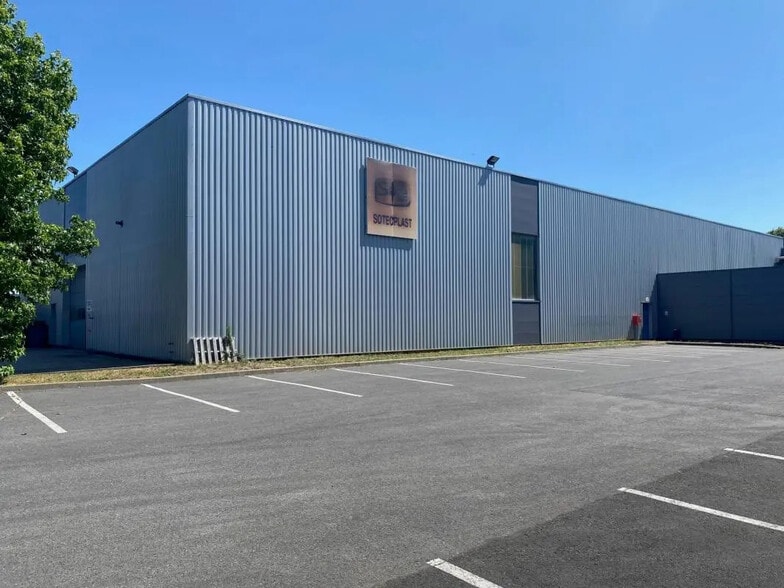 Flex in Le Plessis-Bouchard for lease - Building Photo - Image 3 of 5