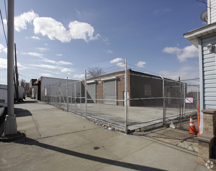 58-100 55th St, Maspeth, NY for sale - Primary Photo - Image 1 of 1