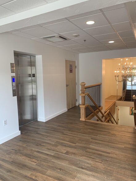 34 Hayden Rowe St, Hopkinton, MA for lease - Lobby - Image 2 of 5