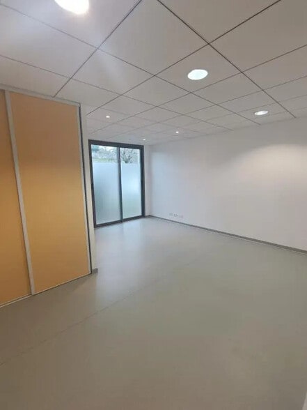 Office in La Roche-Vineuse for lease - Interior Photo - Image 1 of 8