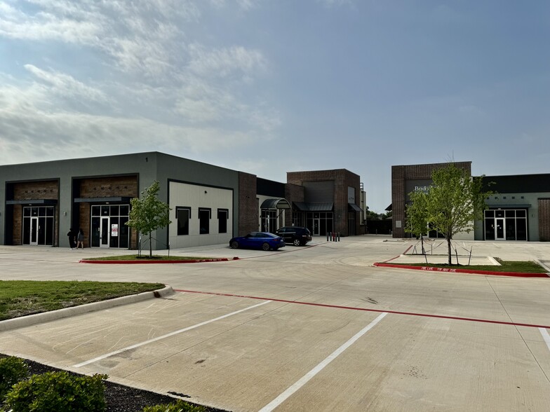 821 W New Hope Dr, Cedar Park, TX for lease - Building Photo - Image 1 of 25