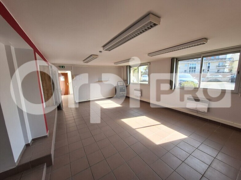 Office in Senlis for lease - Interior Photo - Image 1 of 8
