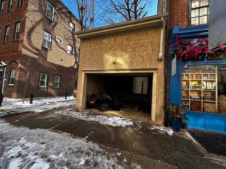Mix Use Building with Townhouse portfolio of 2 properties for sale on LoopNet.com - Building Photo - Image 3 of 15