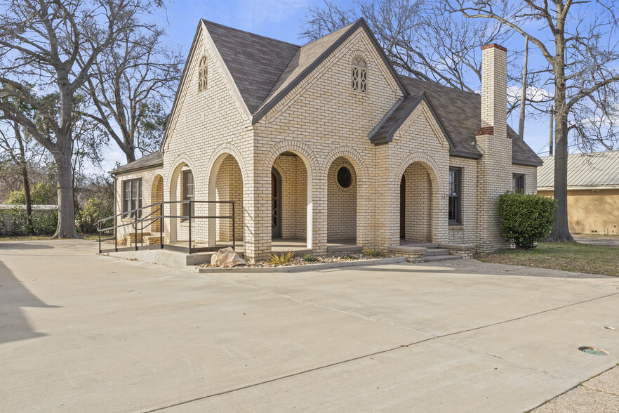 617 N Van Buren Ave, Mount Pleasant, TX for sale - Primary Photo - Image 1 of 23