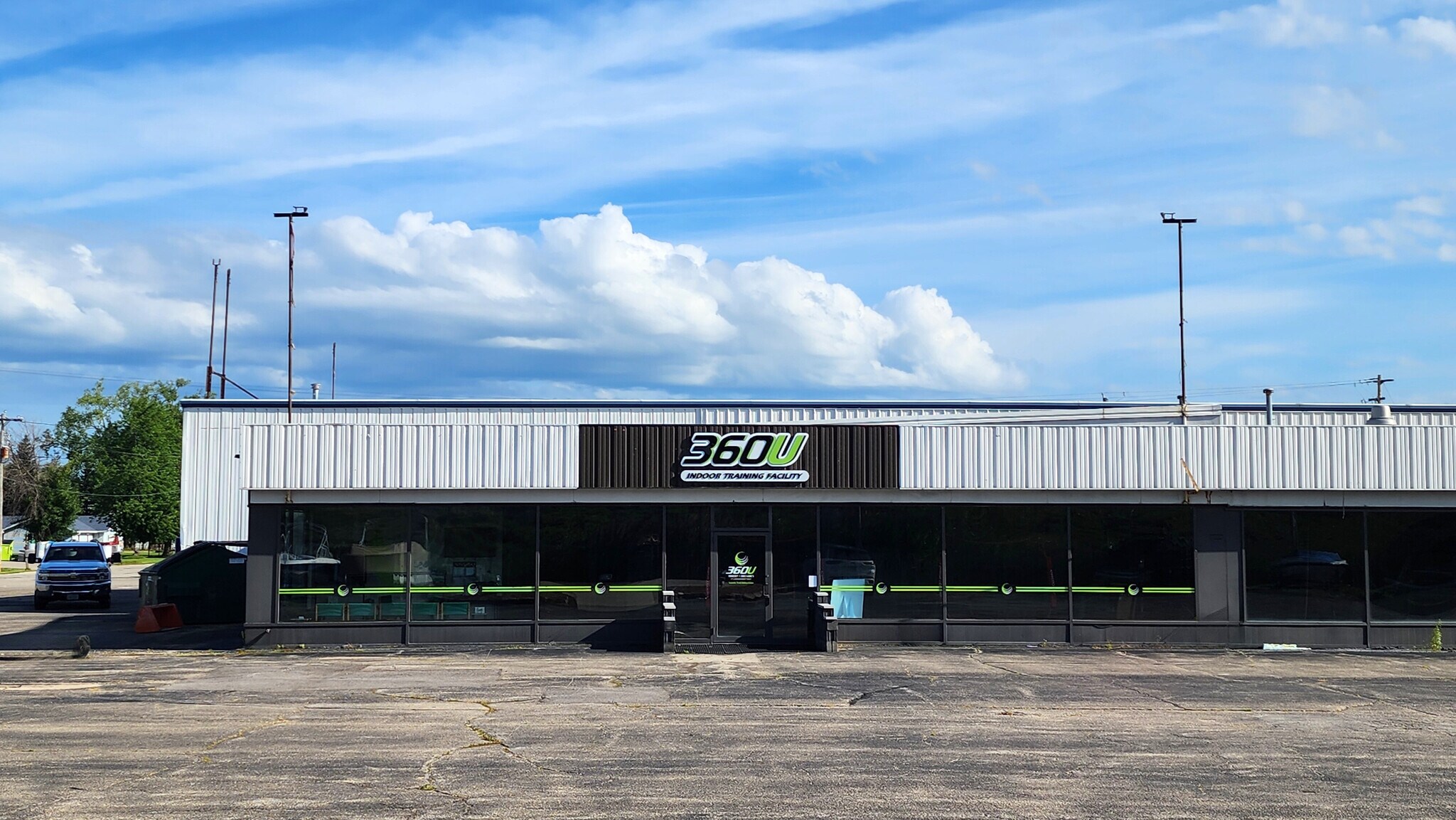 2060 Omro Rd, Oshkosh, WI for lease Building Photo- Image 1 of 2