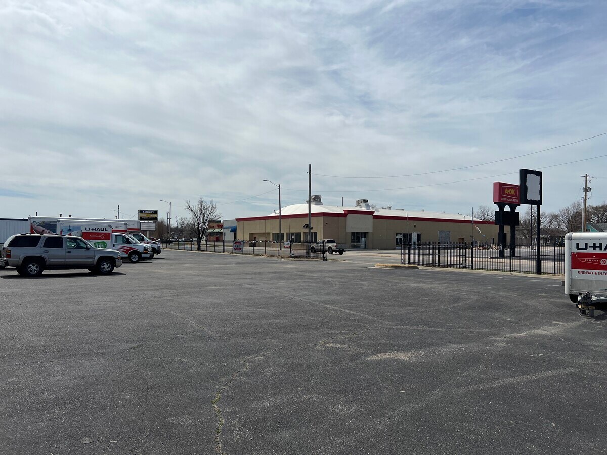 15061528 Broadway, Wichita, KS 67211 FORMER CAR LOT & AUTO SHOP FOR