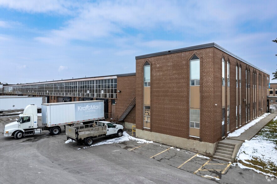 900 Alness St, Toronto, ON for lease - Building Photo - Image 2 of 5