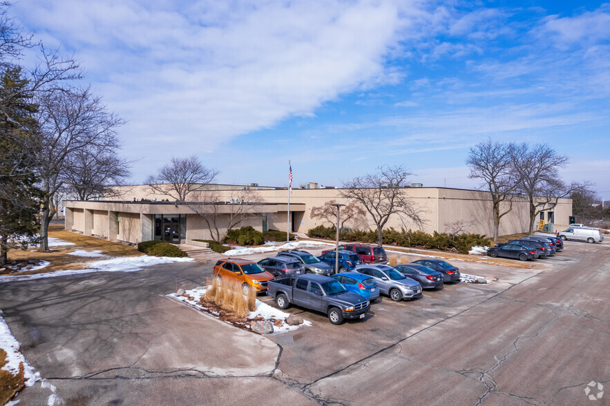 16600 W Glendale Dr, New Berlin, WI for lease - Primary Photo - Image 1 of 7