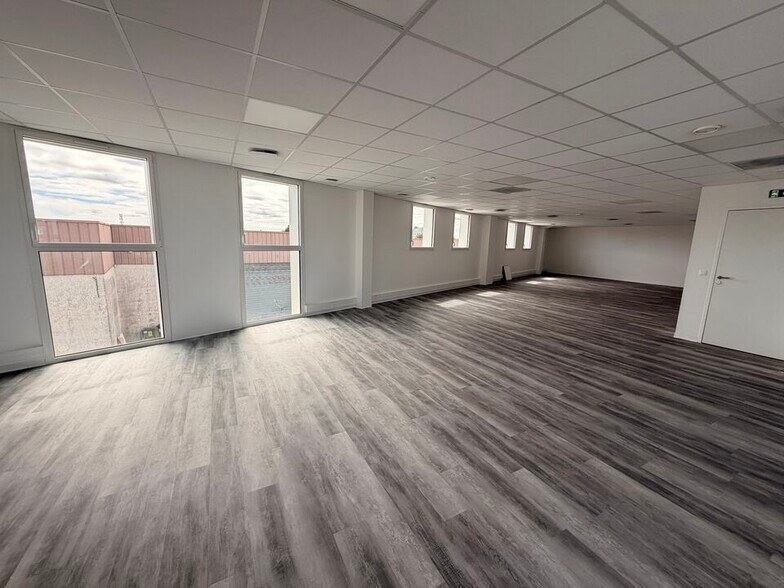 Office in Eysines for lease - Interior Photo - Image 3 of 5