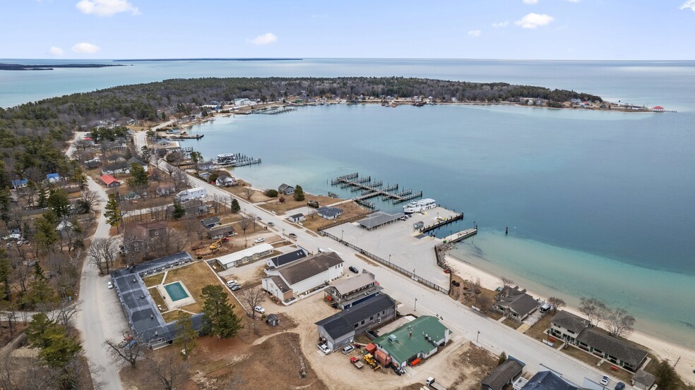 Beaver Island Bar and Restaurant portfolio of 2 properties for sale on LoopNet.com - Building Photo - Image 3 of 129