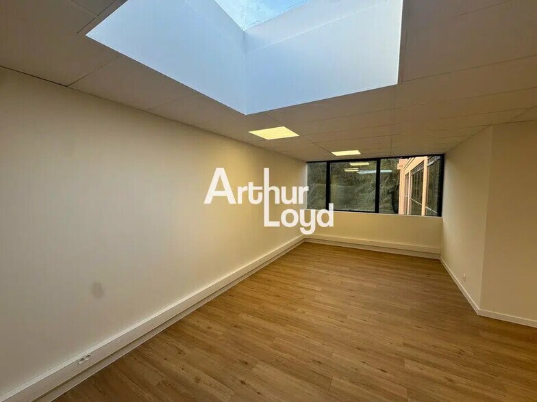 Office in Valbonne for lease - Interior Photo - Image 2 of 12