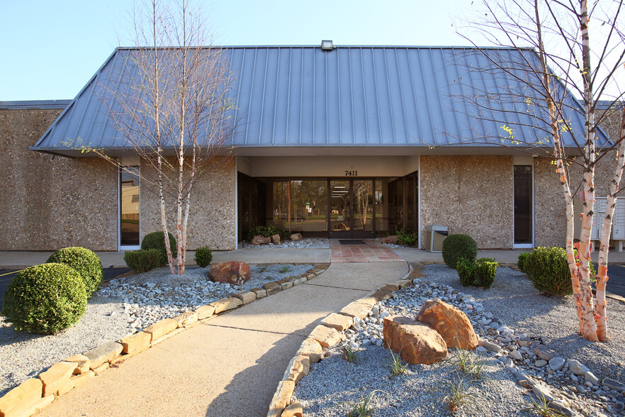 7411 Hines Pl, Dallas, TX for lease - Building Photo - Image 1 of 13