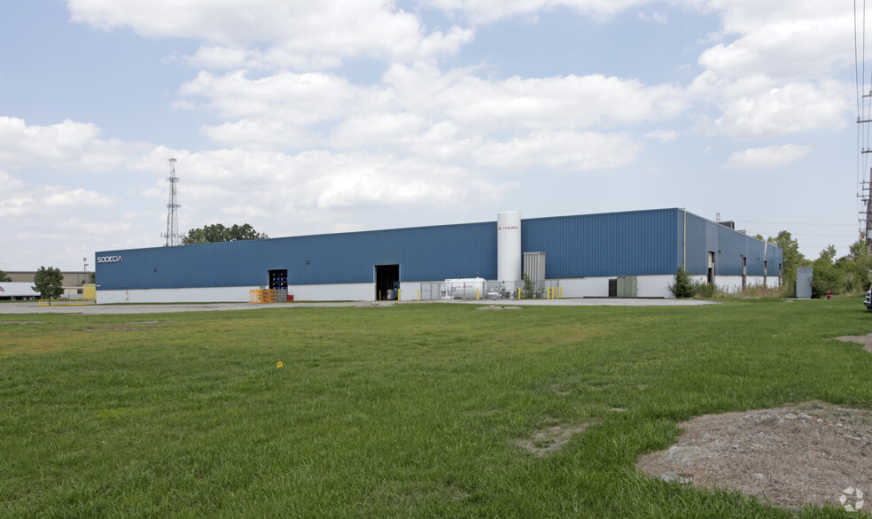 42600 Merrill Rd, Sterling Heights, MI for lease - Building Photo - Image 2 of 16